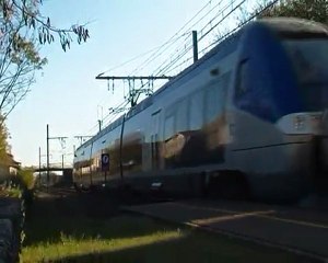 Arrêt d'un TER en gare de Cérons ...
