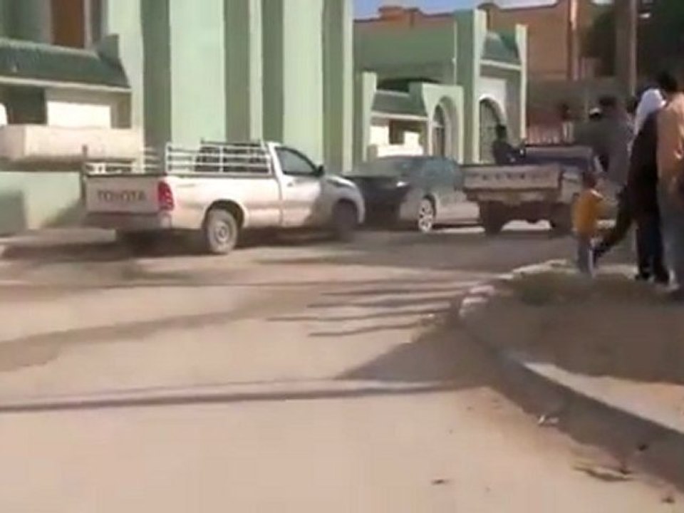 Libye: Des Pro Kadhafi de Bani Walid avec le Drapeau de l'OTAN !!!!!!!