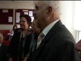 Başkan Koçal İlkokul öğretmenin elini öptü .öğretmenler günü flas video