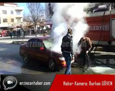 Erzincan'da bir otomobil alev alev yandı.