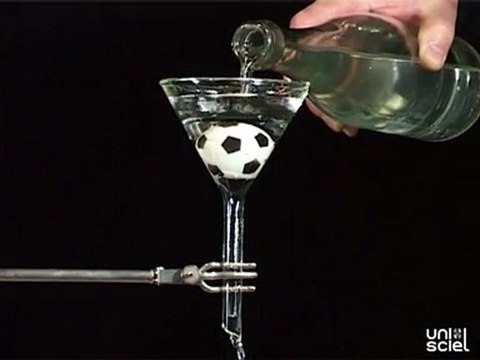 Balle de ping-pong dans un entonnoir