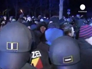Avanza lentamente tra le proteste il treno delle scorie...