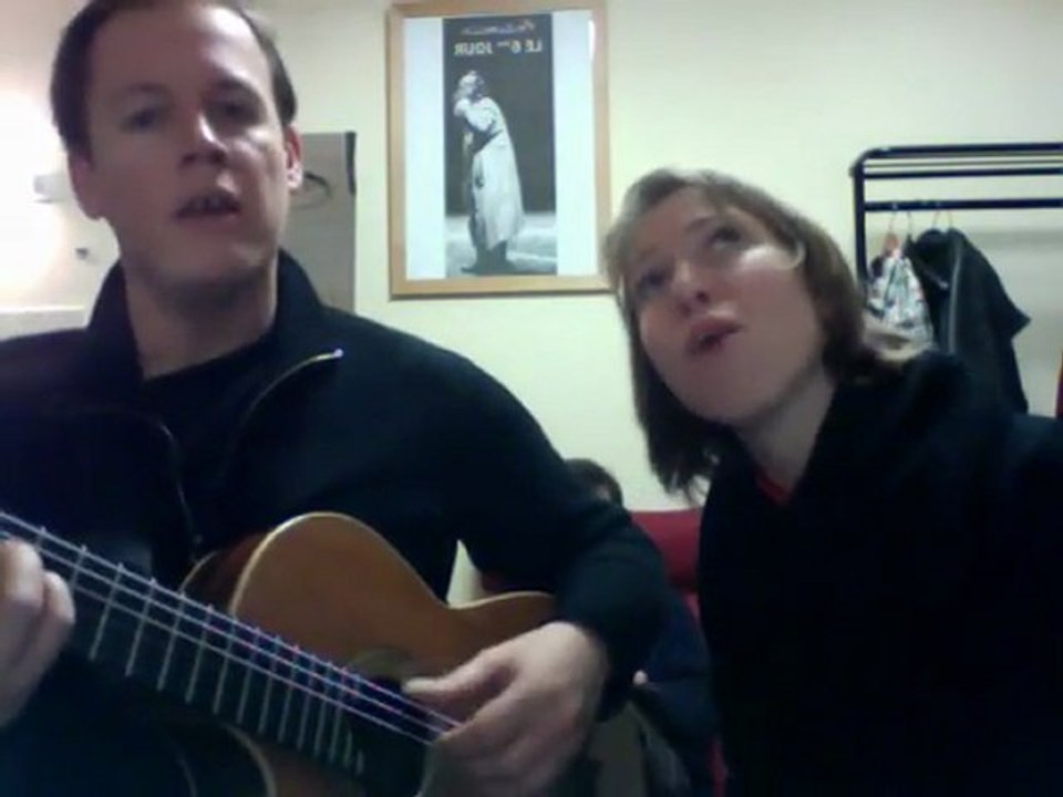 Liz Cherhal et Thibaud Defever chantent les Perroquets du Périgord dans la loge du domaine d'O.