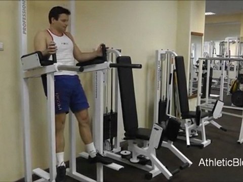 Подъём коленей на стойках для пресса. Техника выполнения упражнения.