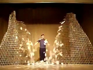 Ogromna konstrukcja z kart - zniszczenie