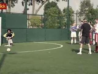 Beckham joga futebol de cegos