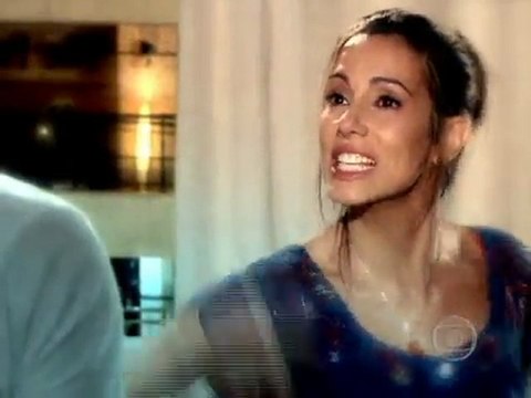 Letícia se lembra do beijo de Juan