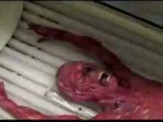 0407 - Owned par son copain avec le lit de bronzage