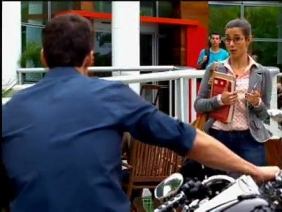 Letícia reluta, mas acaba aceitando a carona de Juan