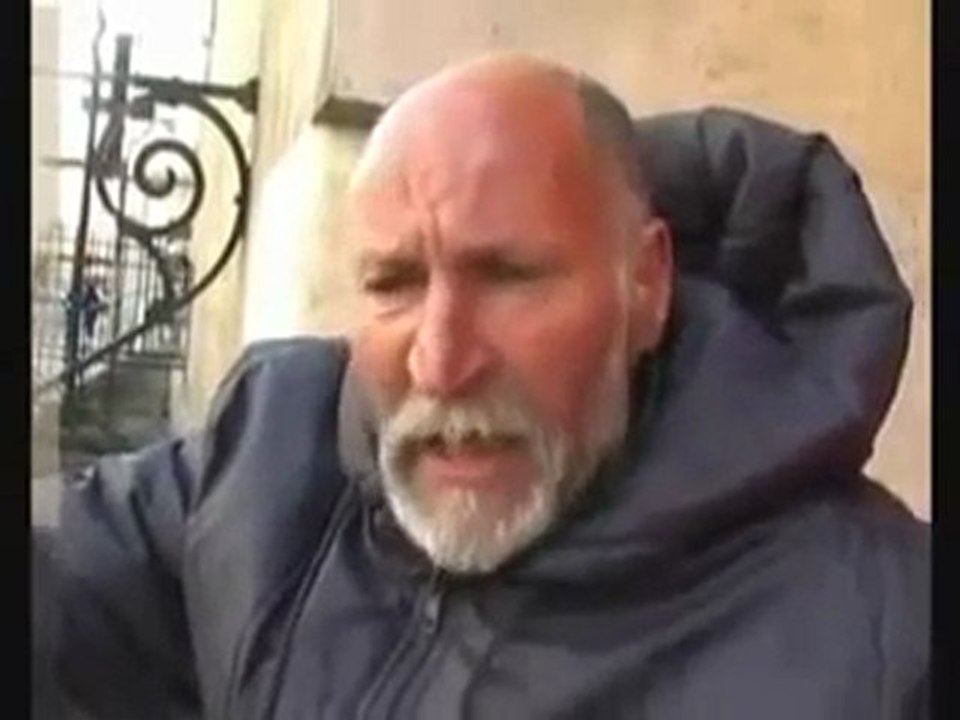 À tous les égoïstes, à écouter sans … et avec … .