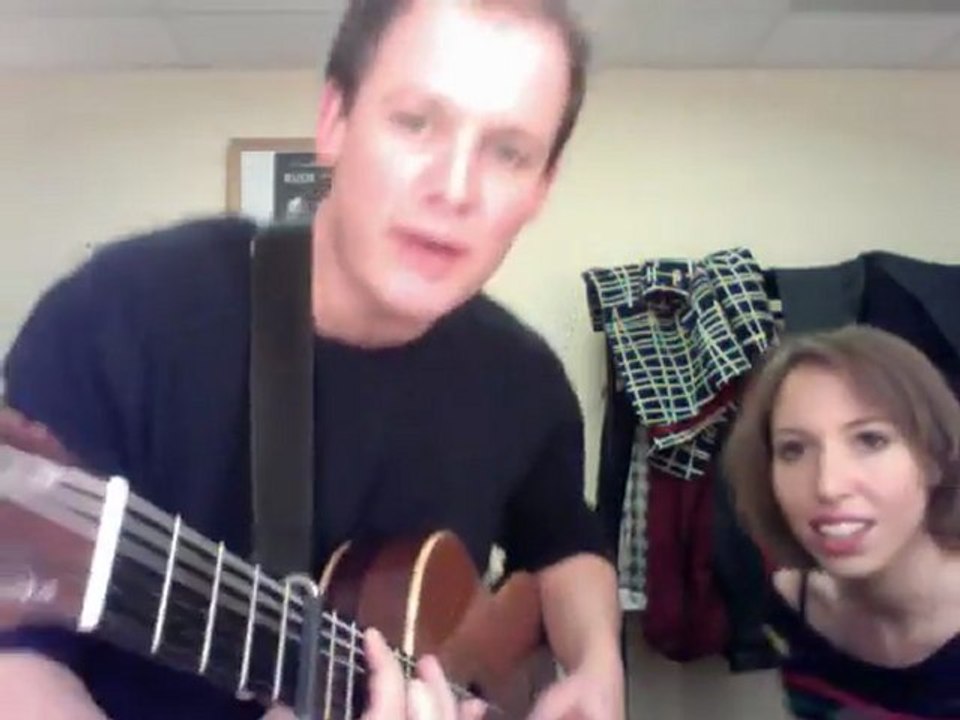 Liz Cherhal et Thibaud Defever (Presque Oui) chantent Sacré Géranium dans la loge du domaine d'O.