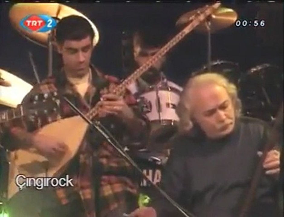 Uzun İnce Bir Yoldayım Gidiyorum Gündüz Gece