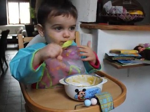 Charlie mange comme un grand !