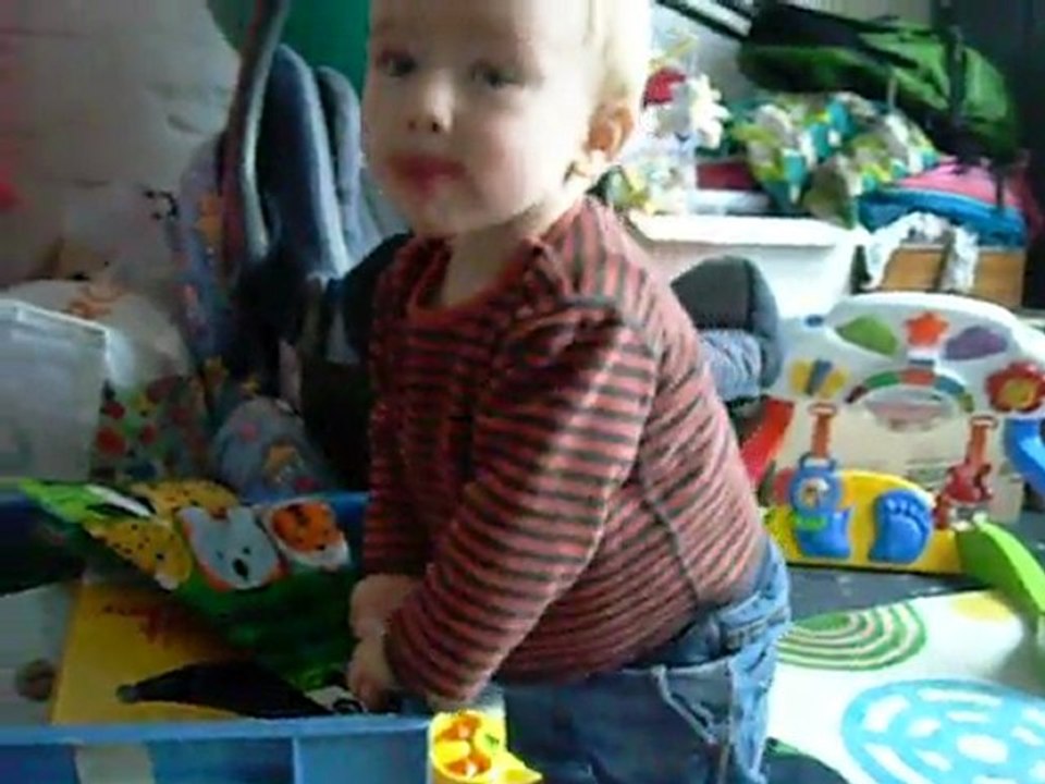 Debout avec la caisse à jouets