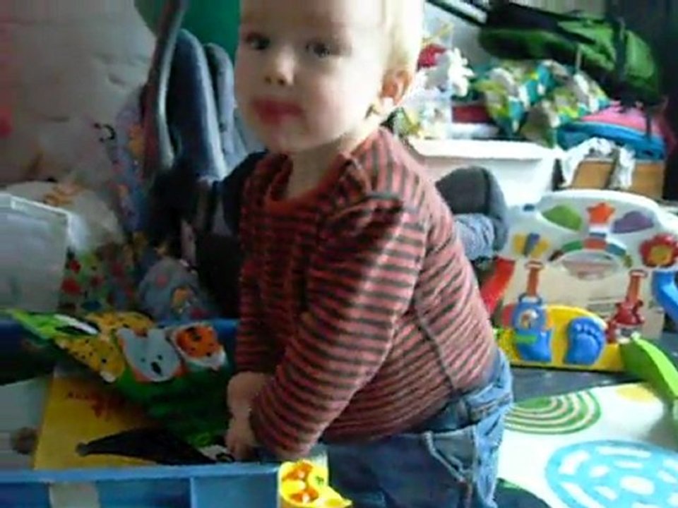 Debout avec la caisse à jouets