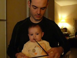 Bébé joue de la batterie