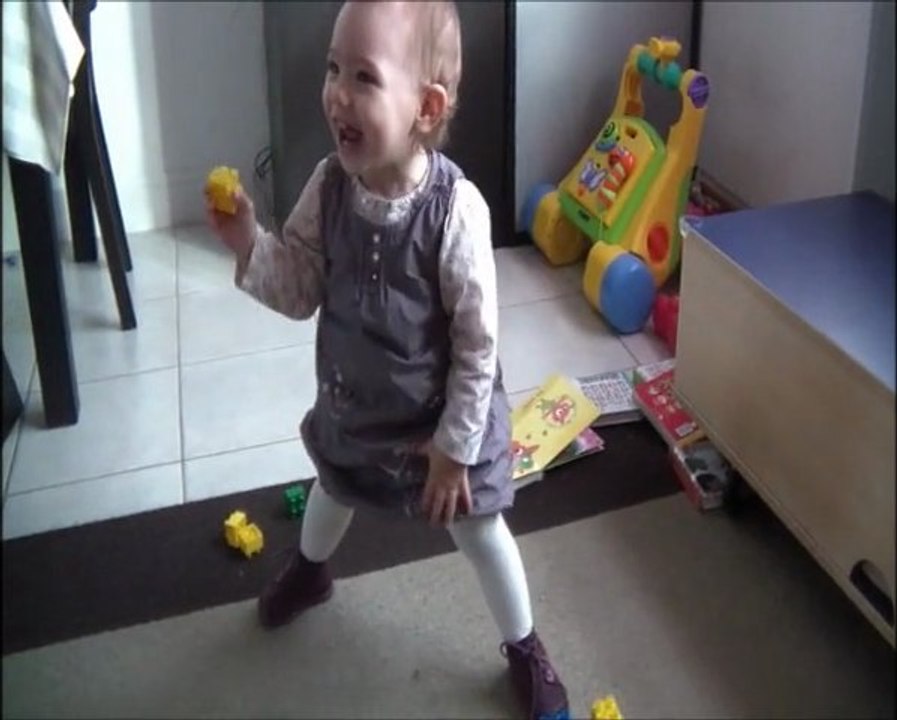 Jeanne se met debout sans appui