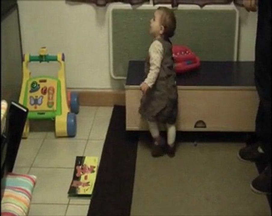 Jeanne voudrait bien imiter les pas de la wii