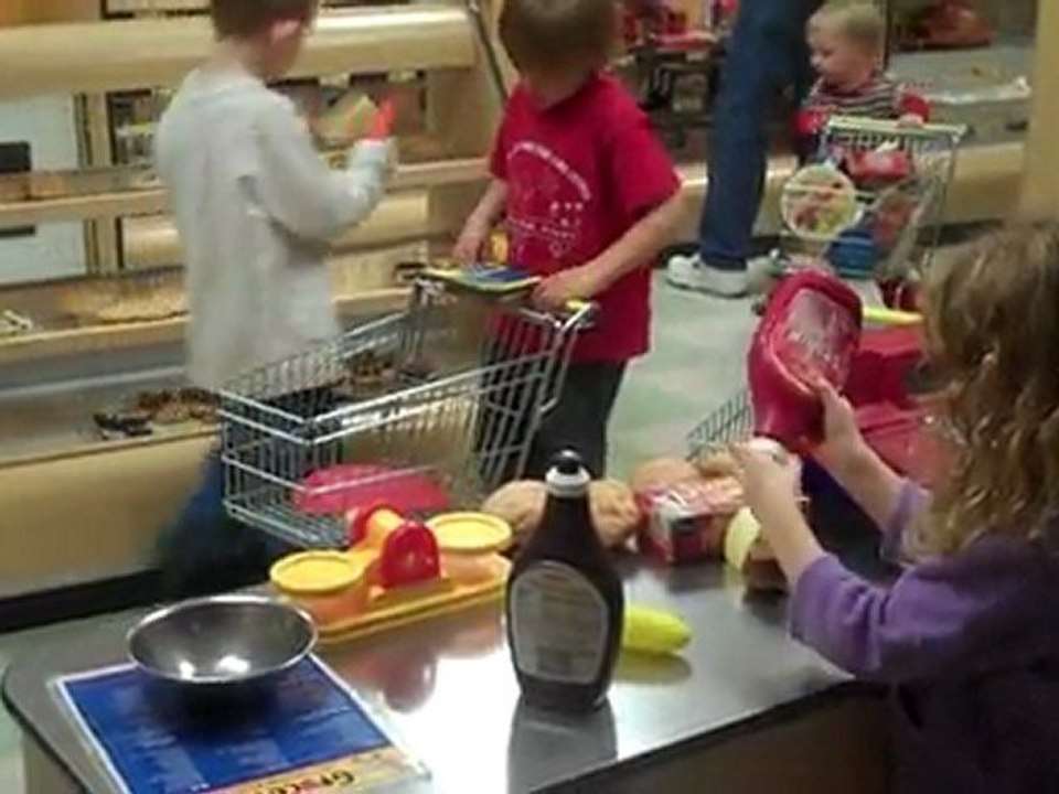 Alyssa & Clement font leurs courses au supermarche pour enfants