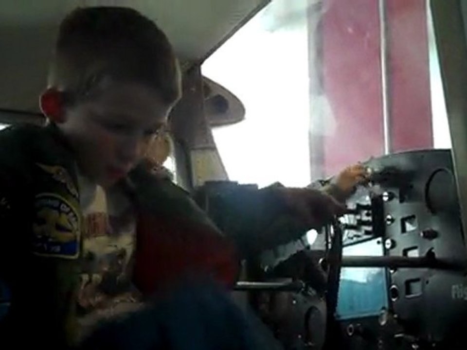 Clement & Alyssa pilotent l'avion du Children's Museum