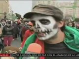 Miles de personas marchan en México vestidos de muertos