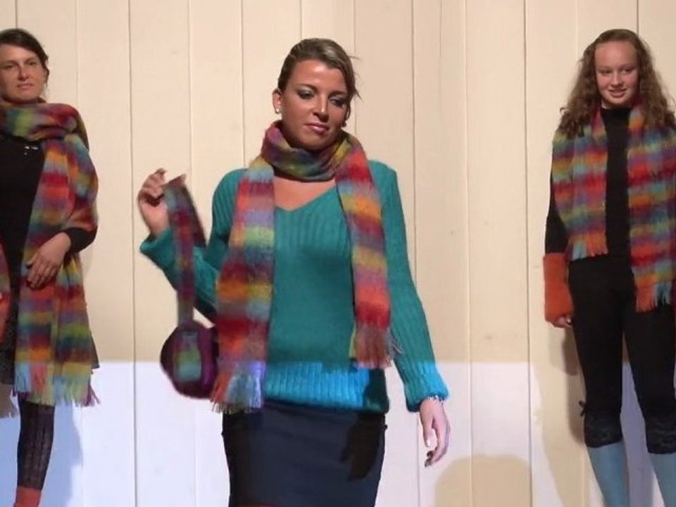 Echarpe tissée mohair et soie, sac couture mohair et laine et chaussette mohair portés par Emmanuelle