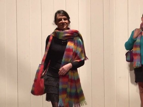 Sac couture et étole tissée mohair et soie et chaussettes mohair portés par Sandrine