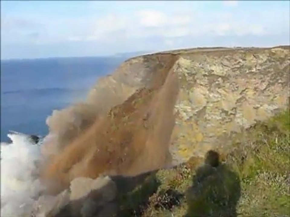 une falaise s'effondrement dans la mer