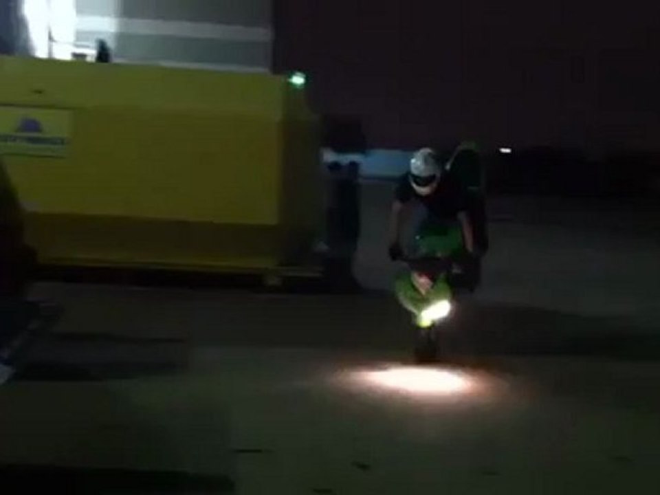 fermeture du hayon d'un pickup avec une moto