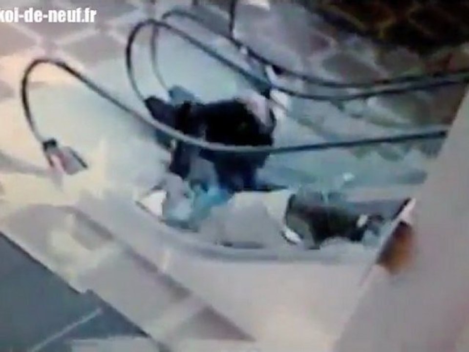 Grand mere chute dans les escalators
