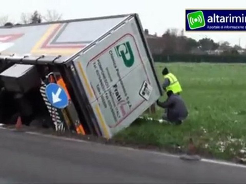 Santarcangelo, camion esce di strada