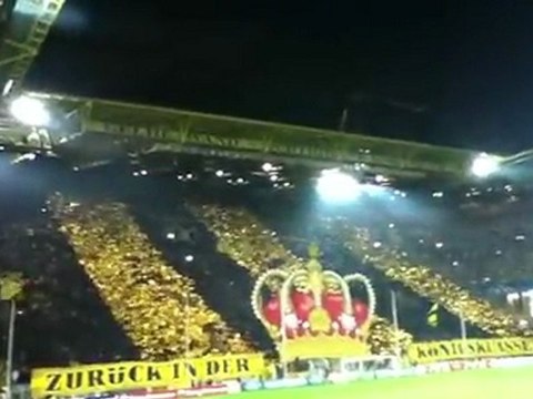 AMBIANCE : Dortmund vs Arsenal, tifo avec l'entrée des joueurs (13.09.2011)