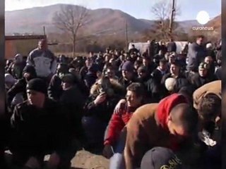 Tải video: Incidenti al confine tra Kosovo e Serbia, feriti due...