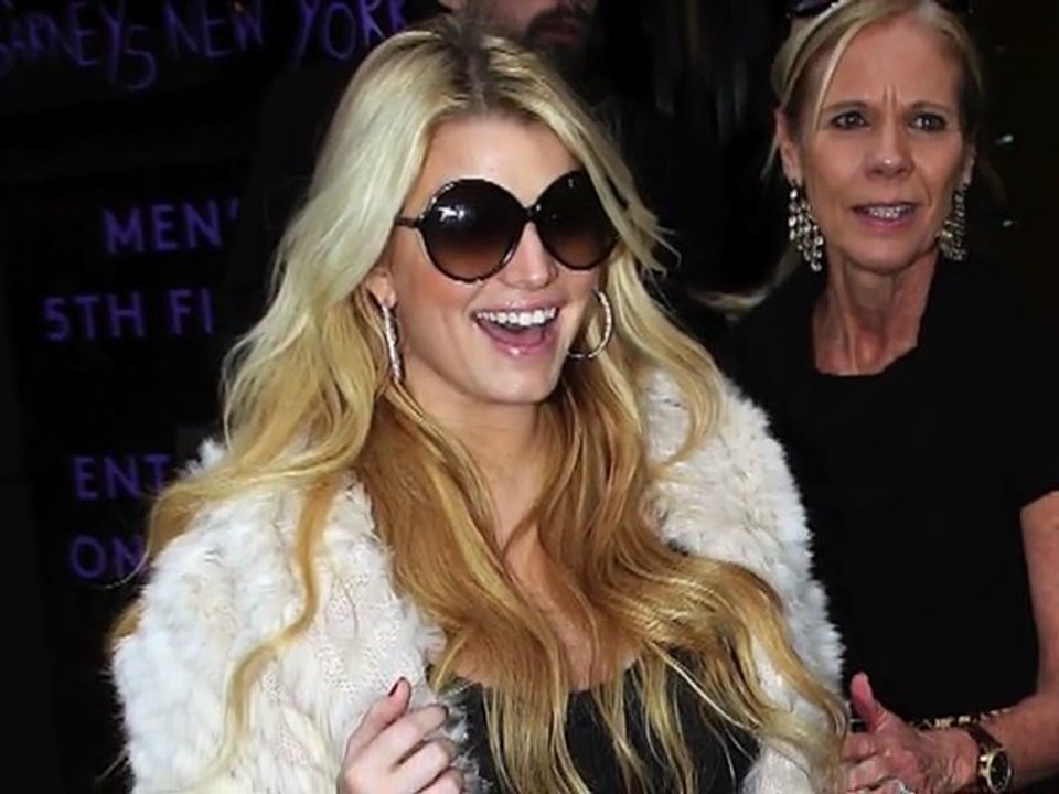Pregnant Jessica Simpson Goes on NYC Shopping Trip