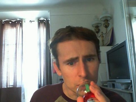 Wiwi égratigne sur le bout de la langue