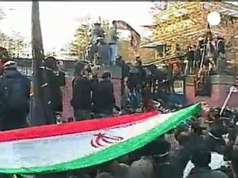 Manifestantes iraníes entran en la embajada británica...