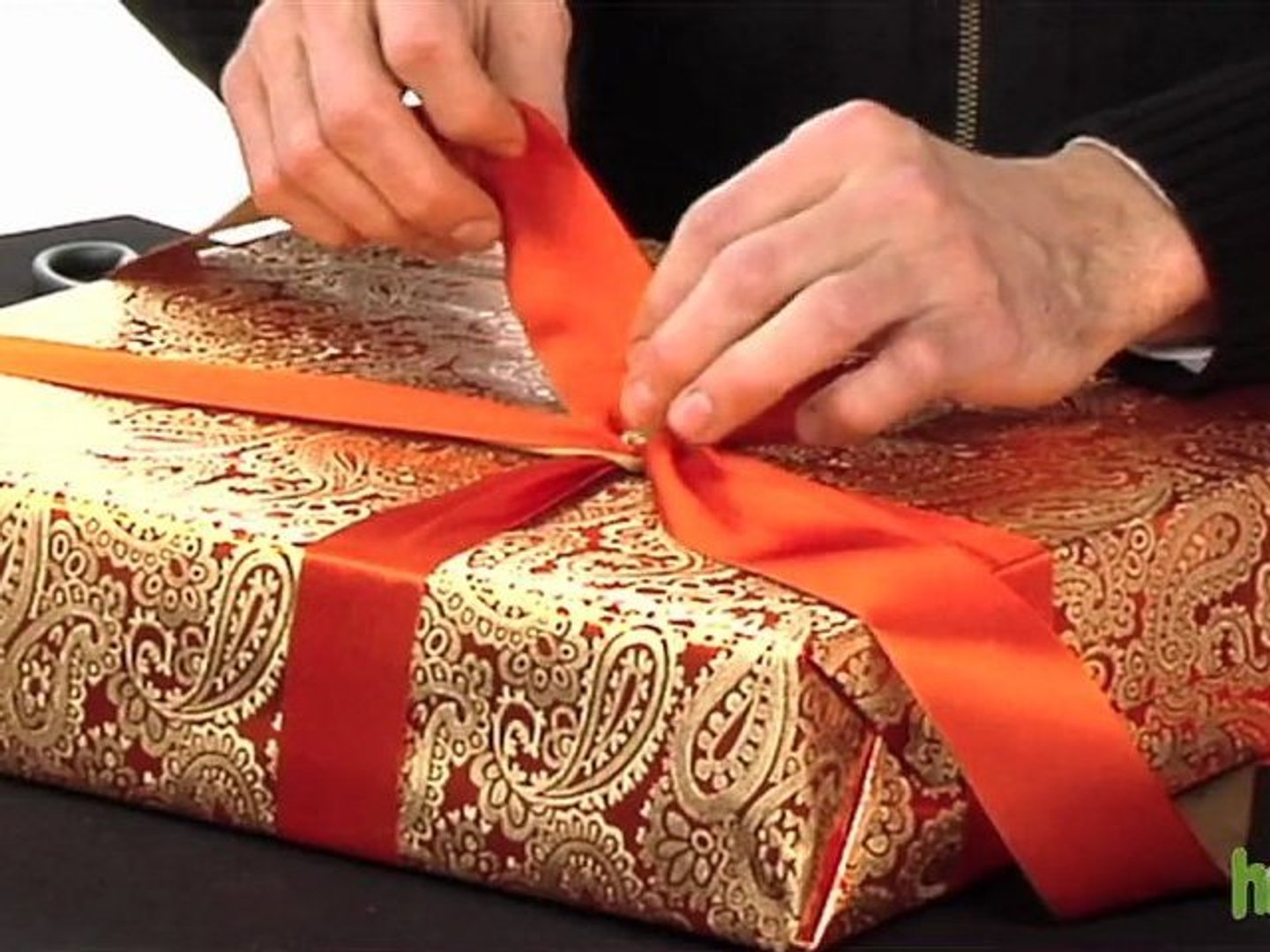 How to tie a ribbon bow onto a gift box - video Dailymotion