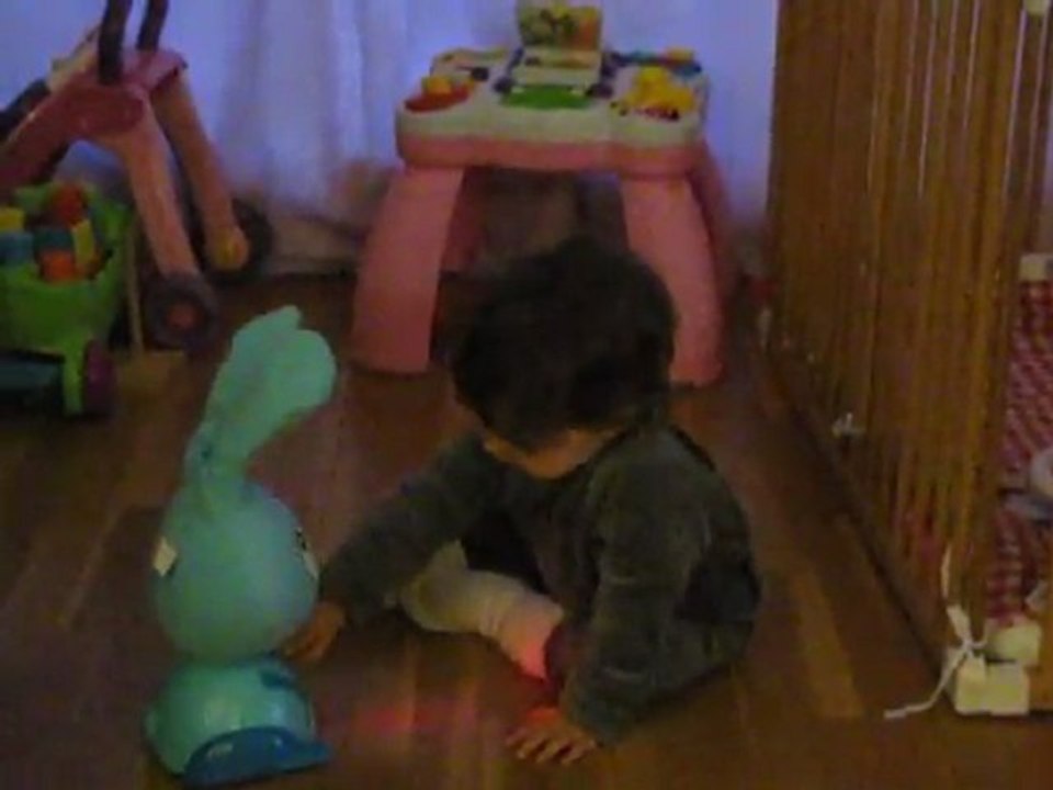 Léonie 14 mois et Jojo Lapin