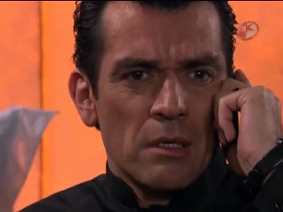 Rogelio llama a Paula para decirle que regresa