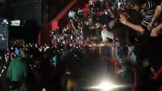 Bain de foule pour Lenny Kravitz à Bercy - 29/11/11