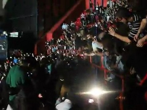 Bain de foule pour Lenny Kravitz à Bercy - 29/11/11