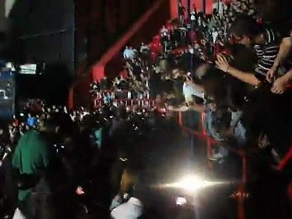 Bain de foule pour Lenny Kravitz à Bercy - 29/11/11