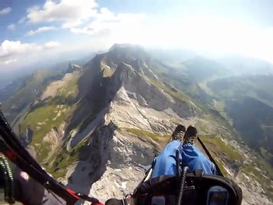 PARAPENTE au dessus de la chaîne des Aravis - Club des Sports de La CLUSAZ