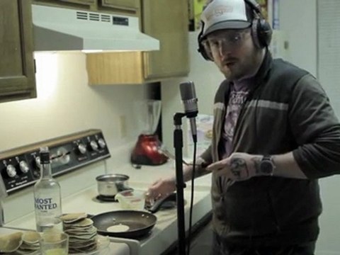 Mac Lethal rappe vite en faisant la cuisine