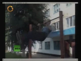 Acrobacias de un hombre de 70 años