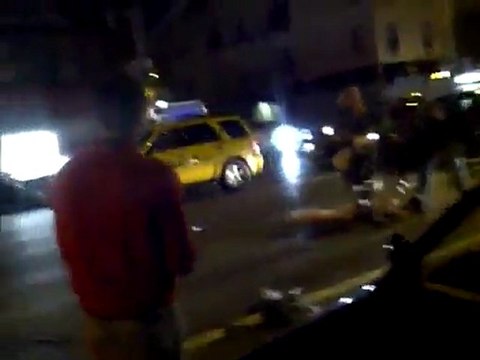 Un mec bourré à Manhattan grimpe sur une voiture