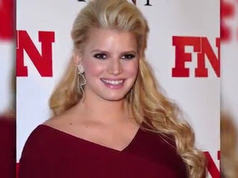 Pregnant Jessica Simpson is Radiant in Red