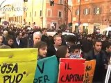 Manifestazione 17 novembre. Gli studenti raggiungono il Senato per dire 'No al governo Monti'