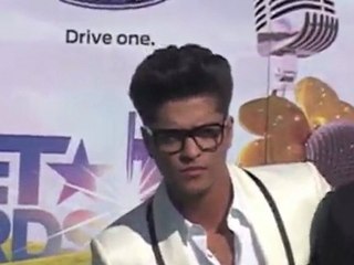 Adele et Kanye parmi les grands nominés aux Grammys 2012