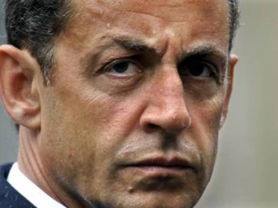 Sarkozy, entre deux feux
